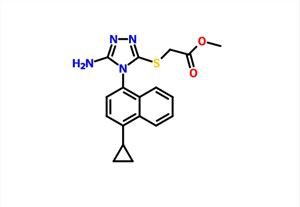 Methyl 2-((5-amino-4-(4-cyclopropylnaphthalen-1-yl)-4H-1,2,4-triazol-3-yl)thio)acetaat CAS 878671-98-8